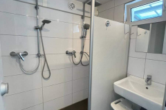 Familienduschen mit Waschbecken