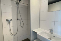 Einzelduschen mit Waschbecken